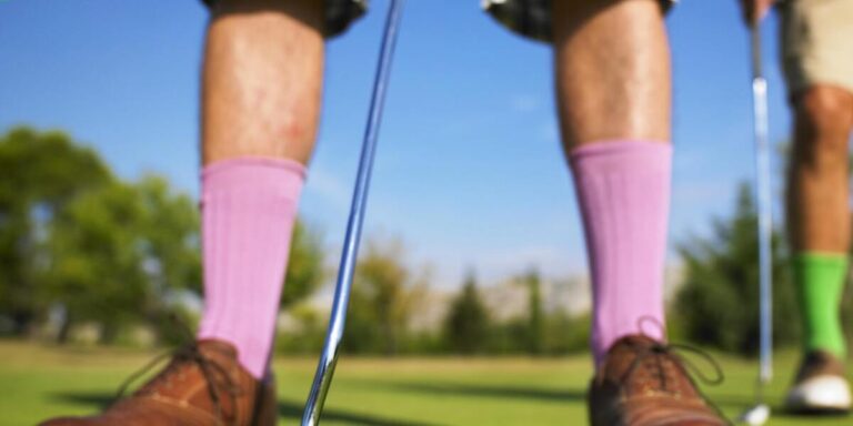 What does dog leg mean in golf?